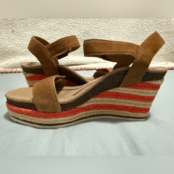 Stylish Tan and Red Wedge Sandals - Picture 5 of 8